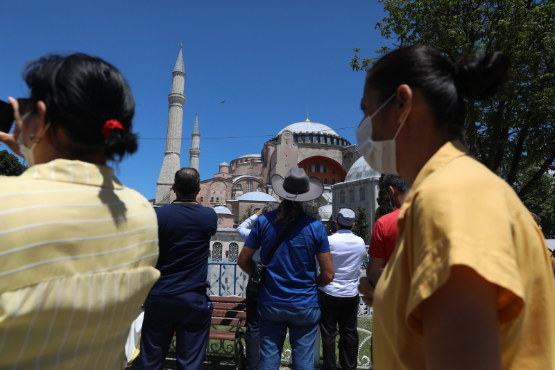 Ayasofya Camii’ne yerli ve yabancı turistlerden yoğun ilgi! Akın ettiler...