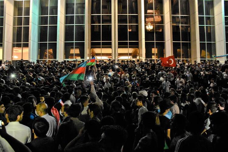 Azerbaycan’da halk, askere destek için sokağa çıktı