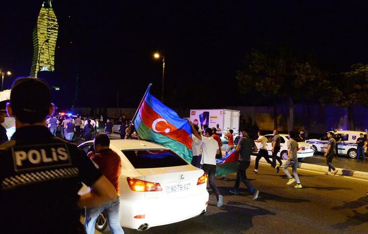 Azerbaycan’da halk, askere destek için sokağa çıktı