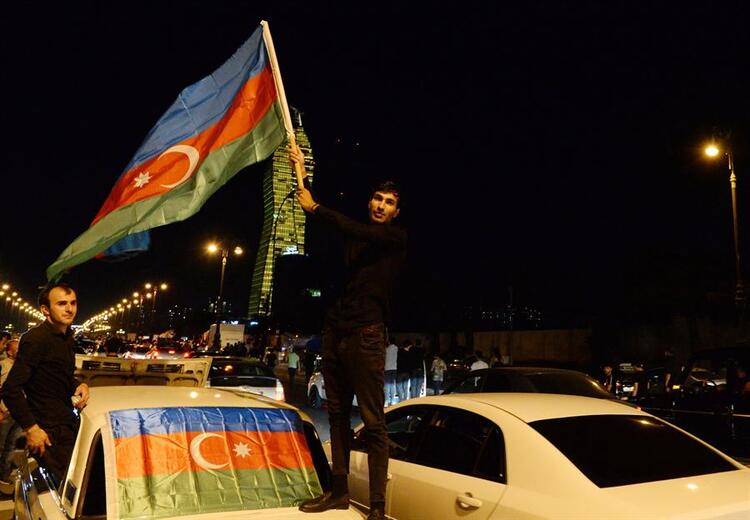 Azerbaycan’da halk, askere destek için sokağa çıktı