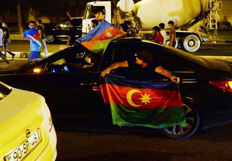 Azerbaycan’da halk, askere destek için sokağa çıktı