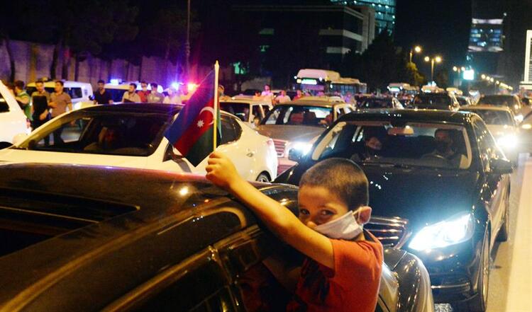 Azerbaycan’da halk, askere destek için sokağa çıktı