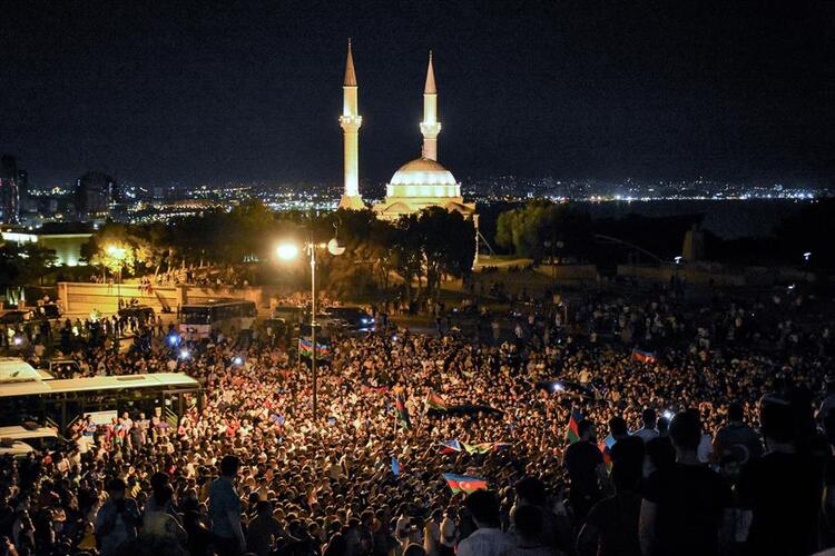 Azerbaycan’da halk, askere destek için sokağa çıktı