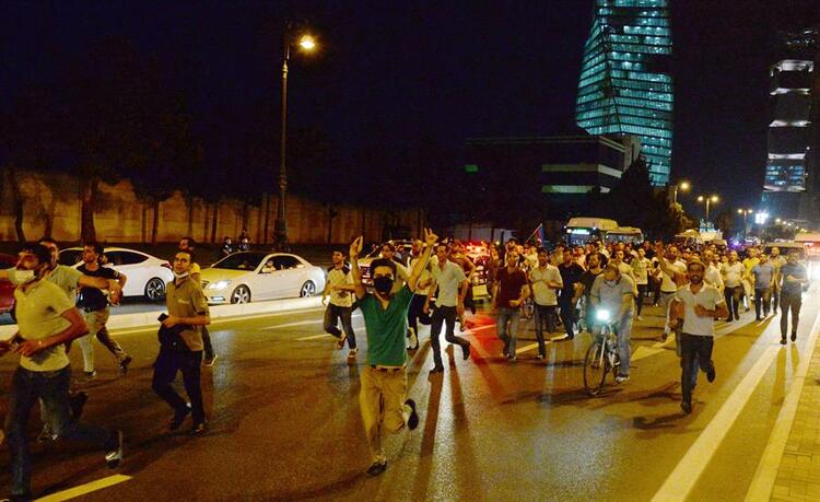 Azerbaycan’da halk, askere destek için sokağa çıktı
