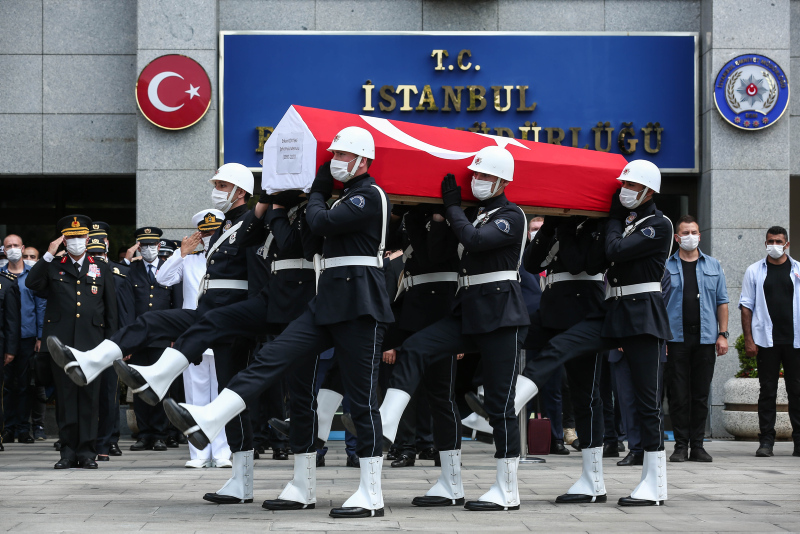 Şehit polis Erkan Gökteke için İstanbul İl Emniyet Müdürlüğünde tören düzenlendi