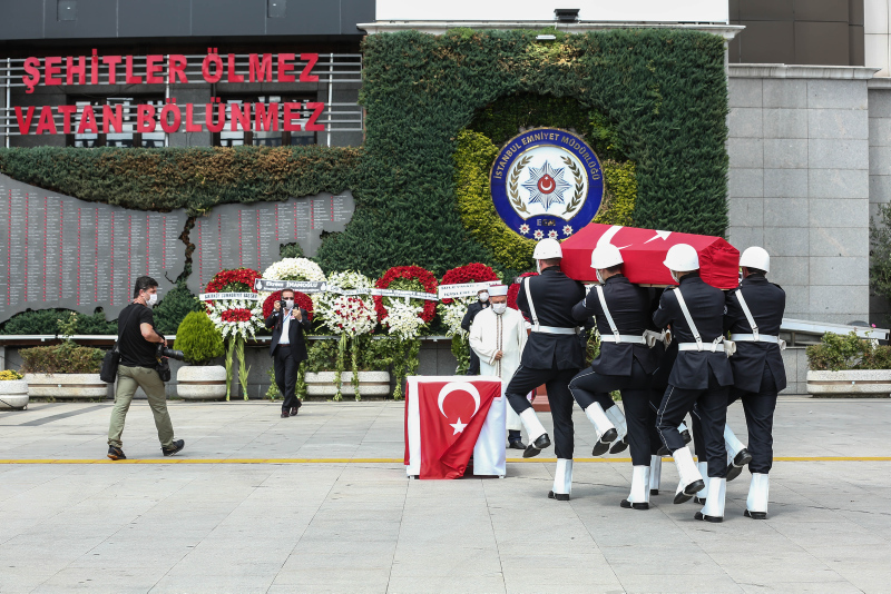 Şehit polis Erkan Gökteke için İstanbul İl Emniyet Müdürlüğünde tören düzenlendi