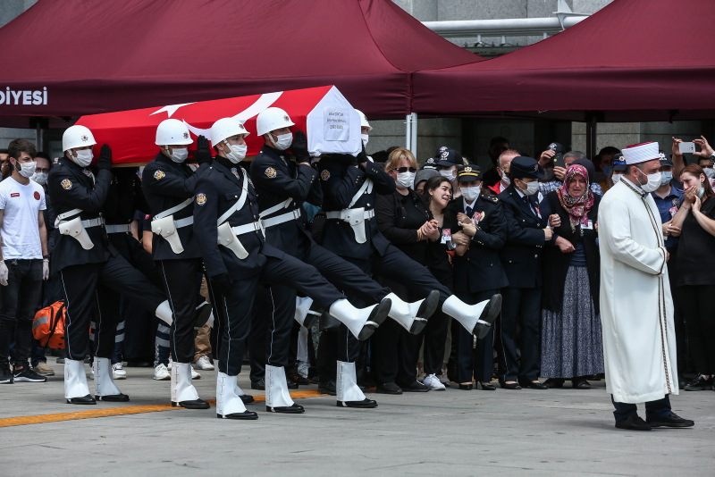 Şehit polis Erkan Gökteke için İstanbul İl Emniyet Müdürlüğünde tören düzenlendi