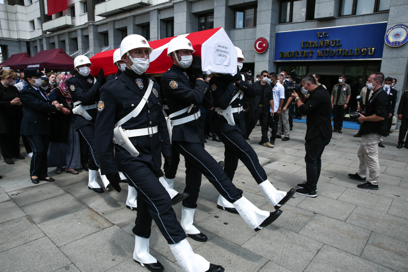 Şehit polis Erkan Gökteke için İstanbul İl Emniyet Müdürlüğünde tören düzenlendi