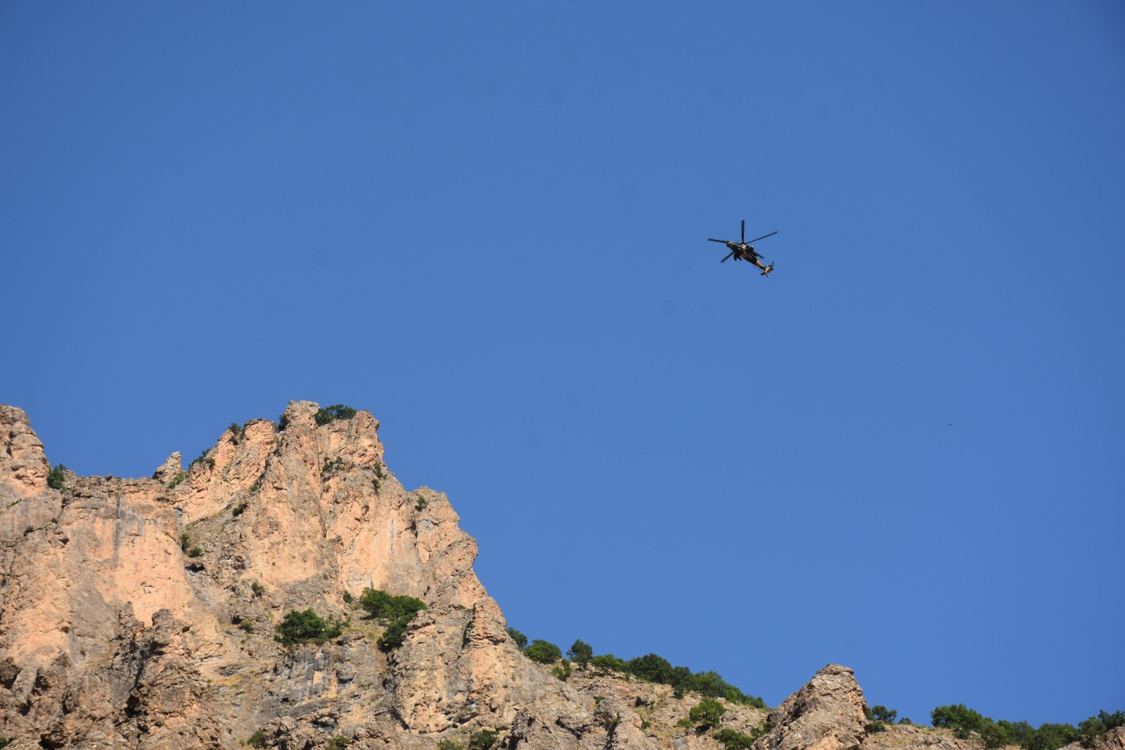Son dakika: İçişleri Bakanlığınca Hakkari’de yıldırım-2 cilo operasyonu başlatıldı
