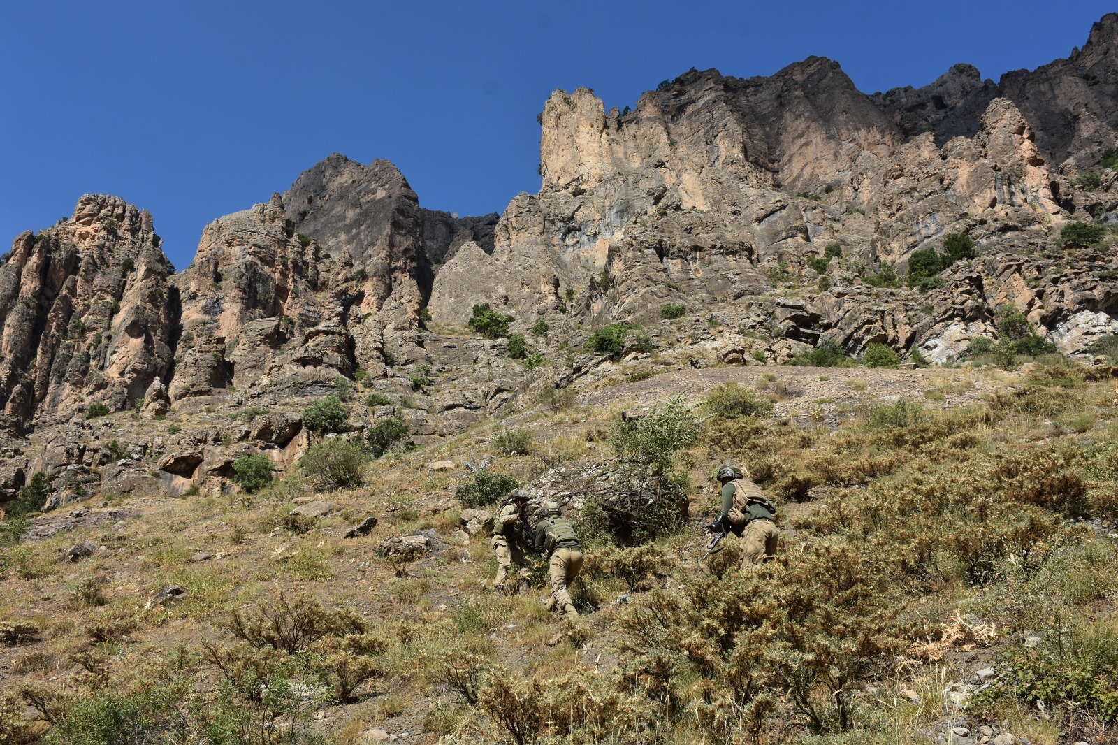 Son dakika: İçişleri Bakanlığınca Hakkari’de yıldırım-2 cilo operasyonu başlatıldı