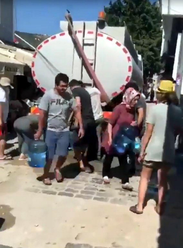 İzmir Foça susuz kaldı! Halk CHP belediyeciliğine isyan etti