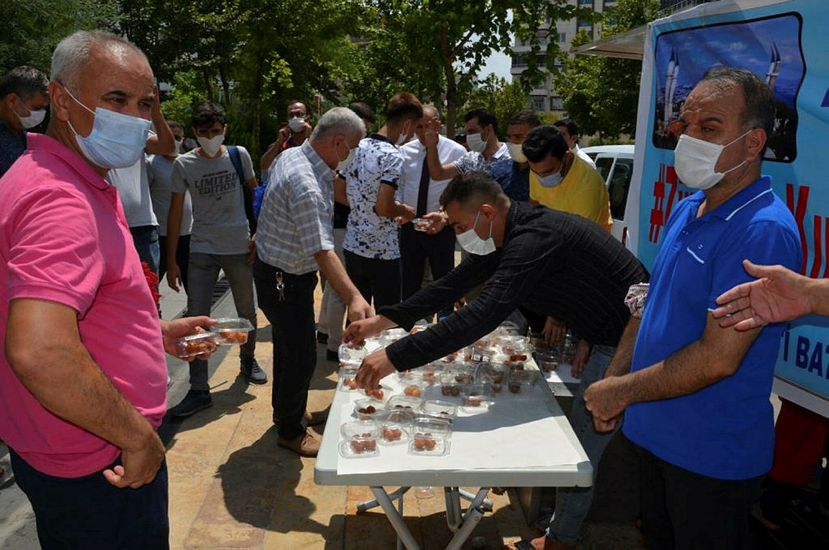 Lokmalar döküldü, kurbanlar kesildi! Türkiye’nin dört bir yanında Ayasofya Camii coşkusu