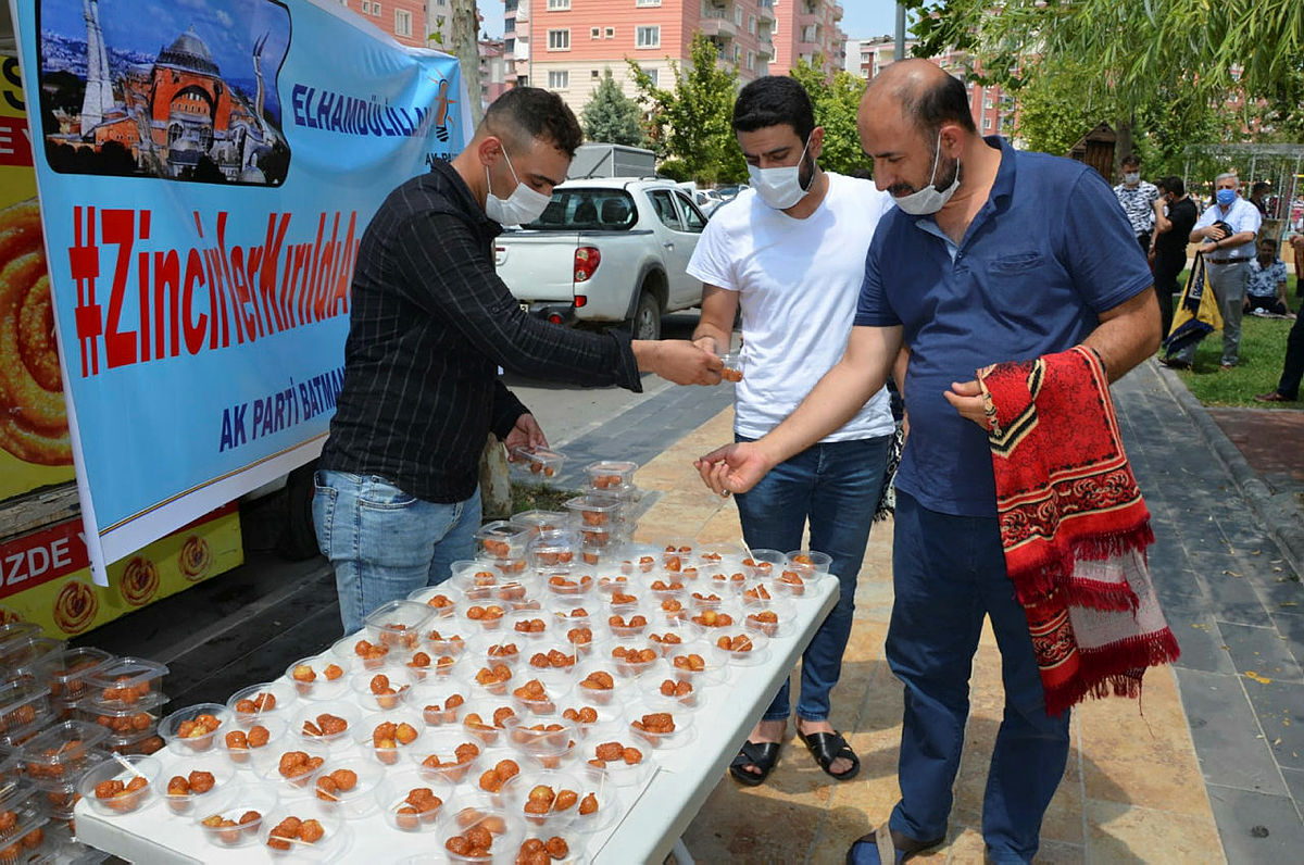 Lokmalar döküldü, kurbanlar kesildi! Türkiye’nin dört bir yanında Ayasofya Camii coşkusu