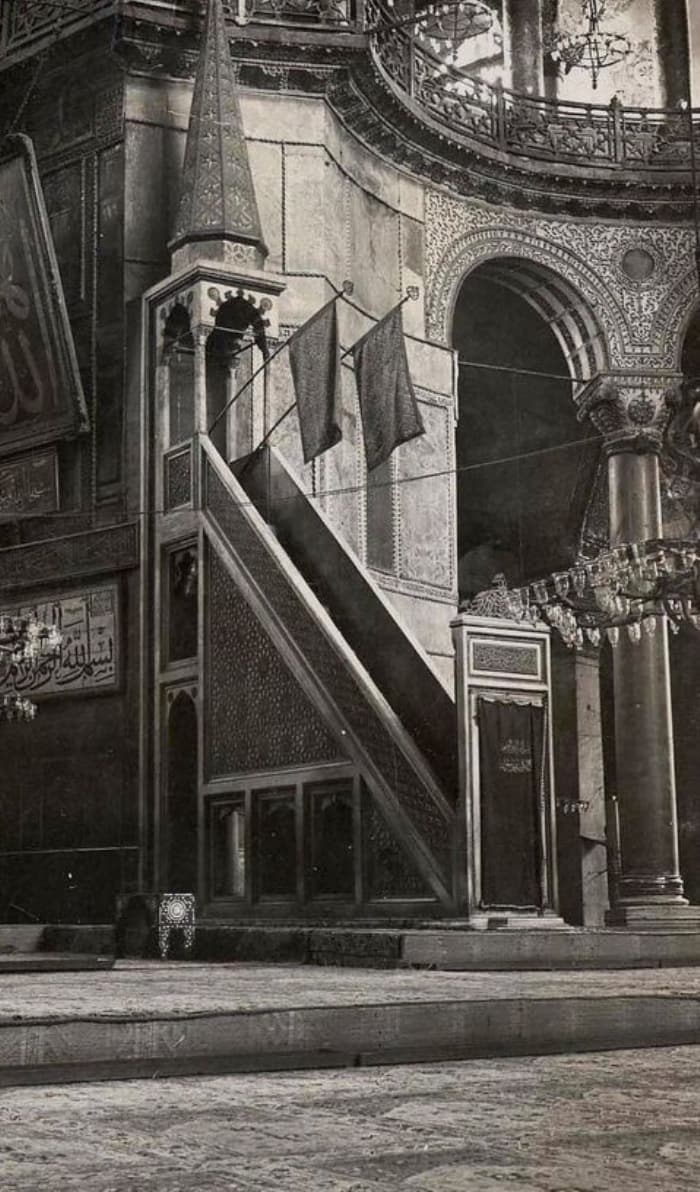 Son dakika haberler: Ayasofya’da dikkat çeken görüntü! ’Yeşil Sancak’ minbere asıldı...