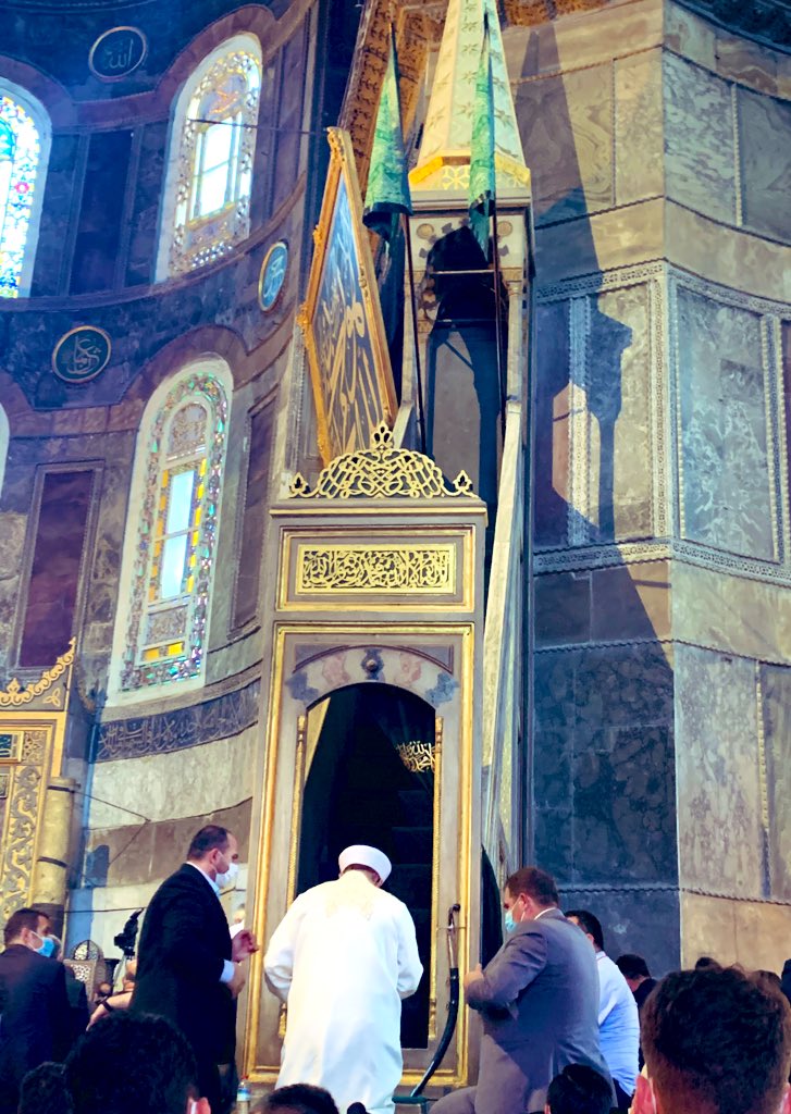 Son dakika haberler: Ayasofya’da dikkat çeken görüntü! ’Yeşil Sancak’ minbere asıldı...