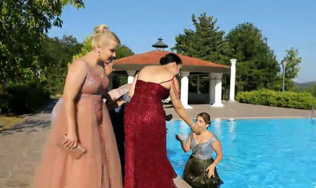 Doya Doya Moda son bölümde rakibini havuza attı, ortalık karıştı! Doya Doya Moda yarışmasında gergin anlar...