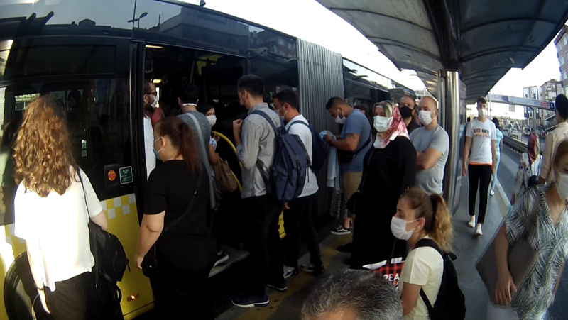 Son dakika: Az sayıda hizmet veren metrobüs arıza yapınca vatandaş çileden çıktı! İBB’ye sefer tepkisi...