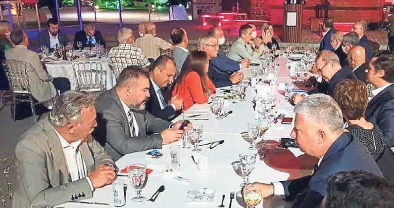 Son dakika: CHP’de korona paniği! Testleri pozitif çıkan Öztrak, ’Bende virüs olabilir’ dedi ama maske takmadı...
