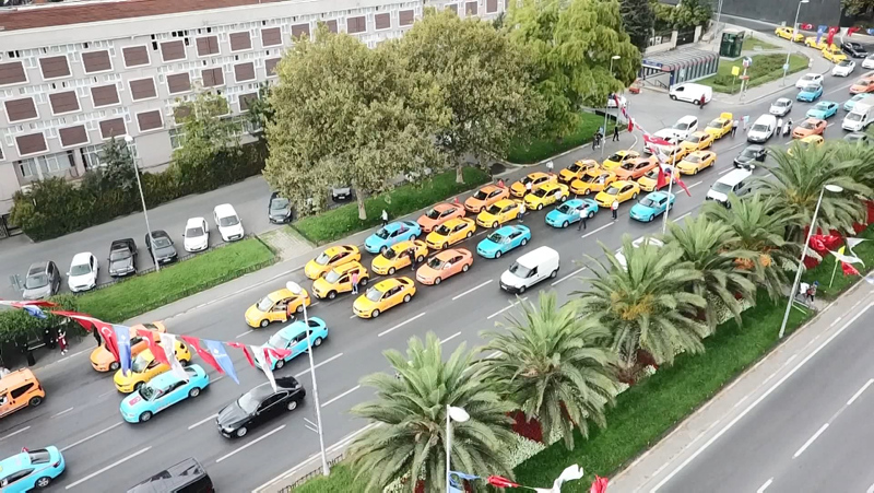 SON DAKİKA! İBB önünde sıcak dakikalar; Servisçi ve Taksiciler toplandı...