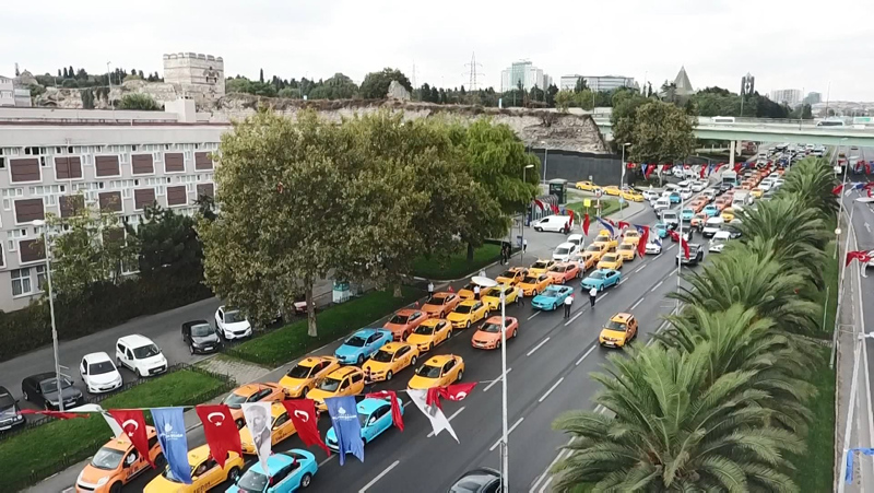 SON DAKİKA! İBB önünde sıcak dakikalar; Servisçi ve Taksiciler toplandı...