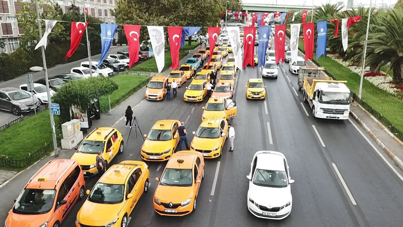 SON DAKİKA! İBB önünde sıcak dakikalar; Servisçi ve Taksiciler toplandı...