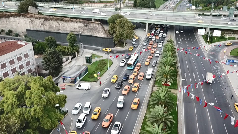 SON DAKİKA! İBB önünde sıcak dakikalar; Servisçi ve Taksiciler toplandı...