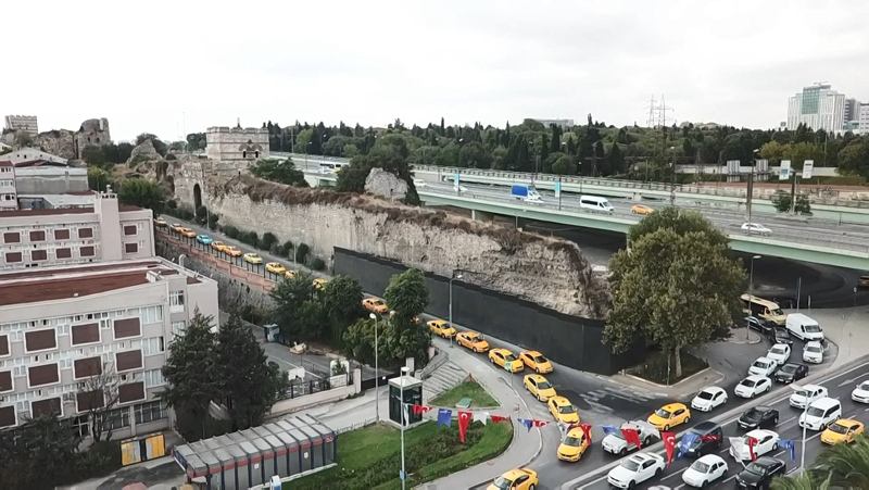 SON DAKİKA! İBB önünde sıcak dakikalar; Servisçi ve Taksiciler toplandı...