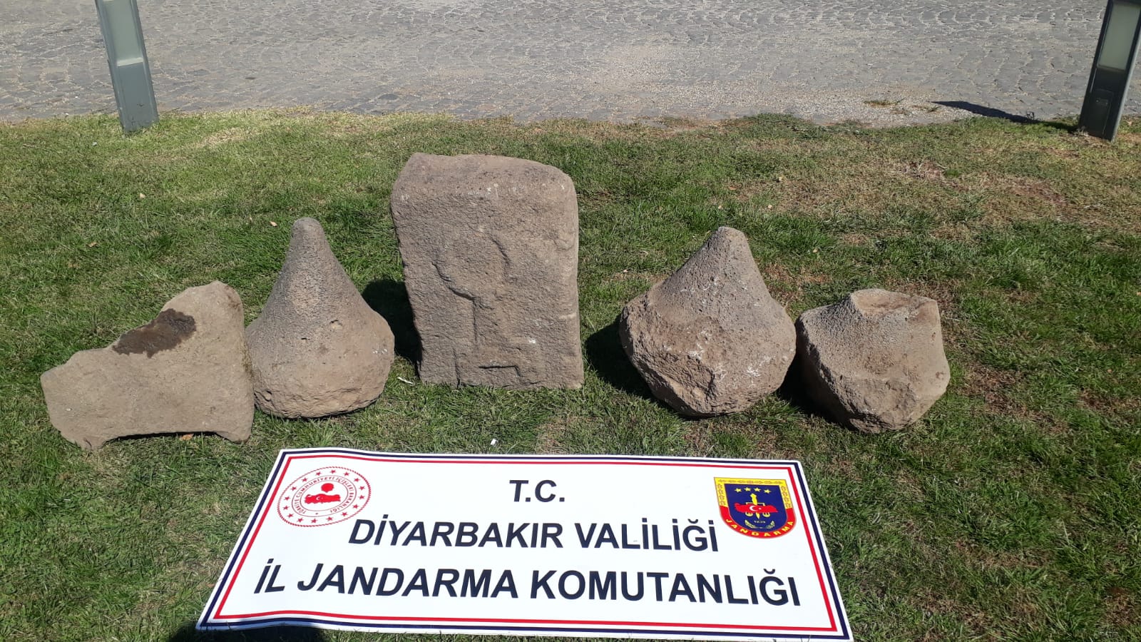 Asur dönemine ait taşları satarken yakalandı