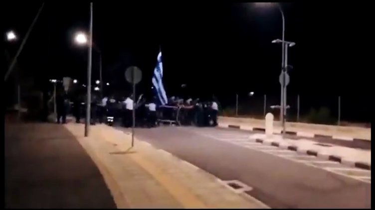 KKTC’den son dakika haberi: Rumlar bayrakla sınıra saldırdı! Haberi alan Türkler bölgeye akın etti