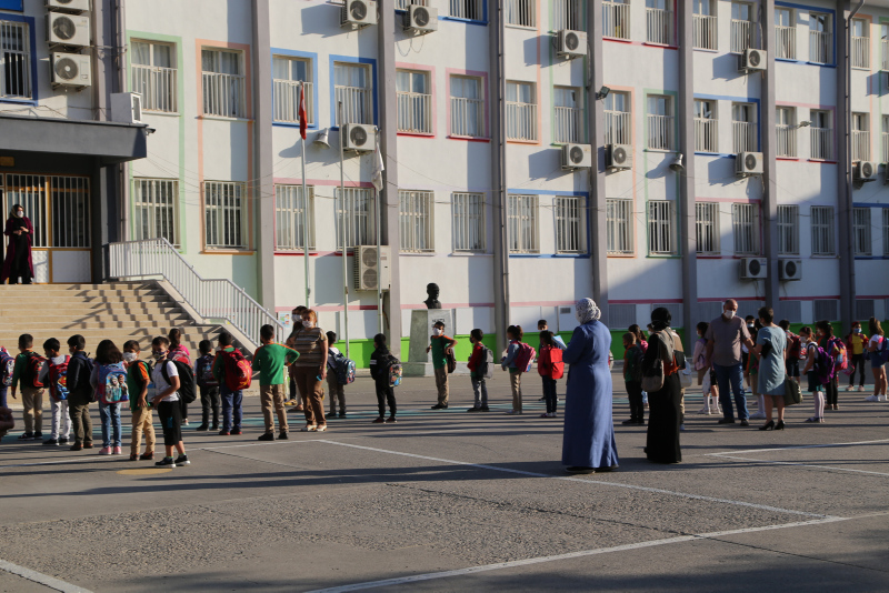 Son dakika haberi: Yüz yüze eğitim için okula koştular! Dikkat çeken kareler...