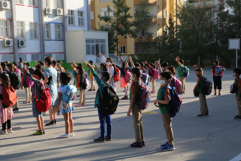 Son dakika haberi: Yüz yüze eğitim için okula koştular! Dikkat çeken kareler...