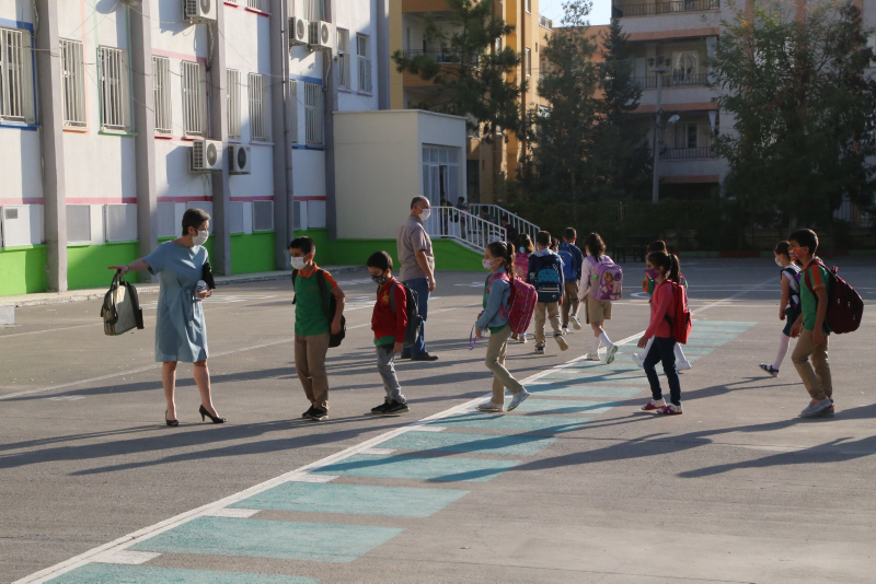 Son dakika haberi: Yüz yüze eğitim için okula koştular! Dikkat çeken kareler...