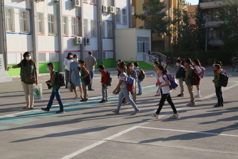 Son dakika haberi: Yüz yüze eğitim için okula koştular! Dikkat çeken kareler...