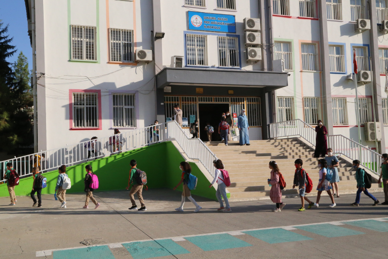 Son dakika haberi: Yüz yüze eğitim için okula koştular! Dikkat çeken kareler...