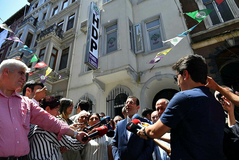 İBB’nin izin verdiği MKM’nin arşivi PKK propagandasıyla dolu