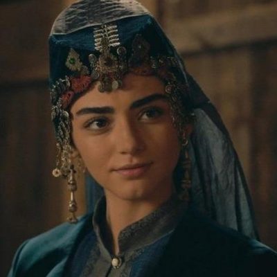 Özge Törer’in canlandırdığı Rabia Bala Hatun tarihte ne zaman ve nasıl ölmüştür, kaç çocuğu vardır? Özge Törer kimdir, kaç yaşında ve nereli?