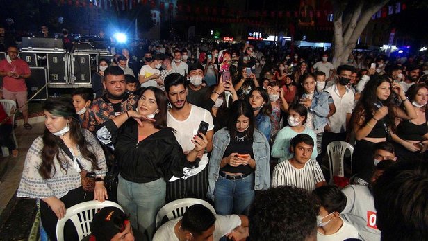 Son dakika: Mersin’de korona resmen unutuldu! Tam 2 bin kişi katıldı