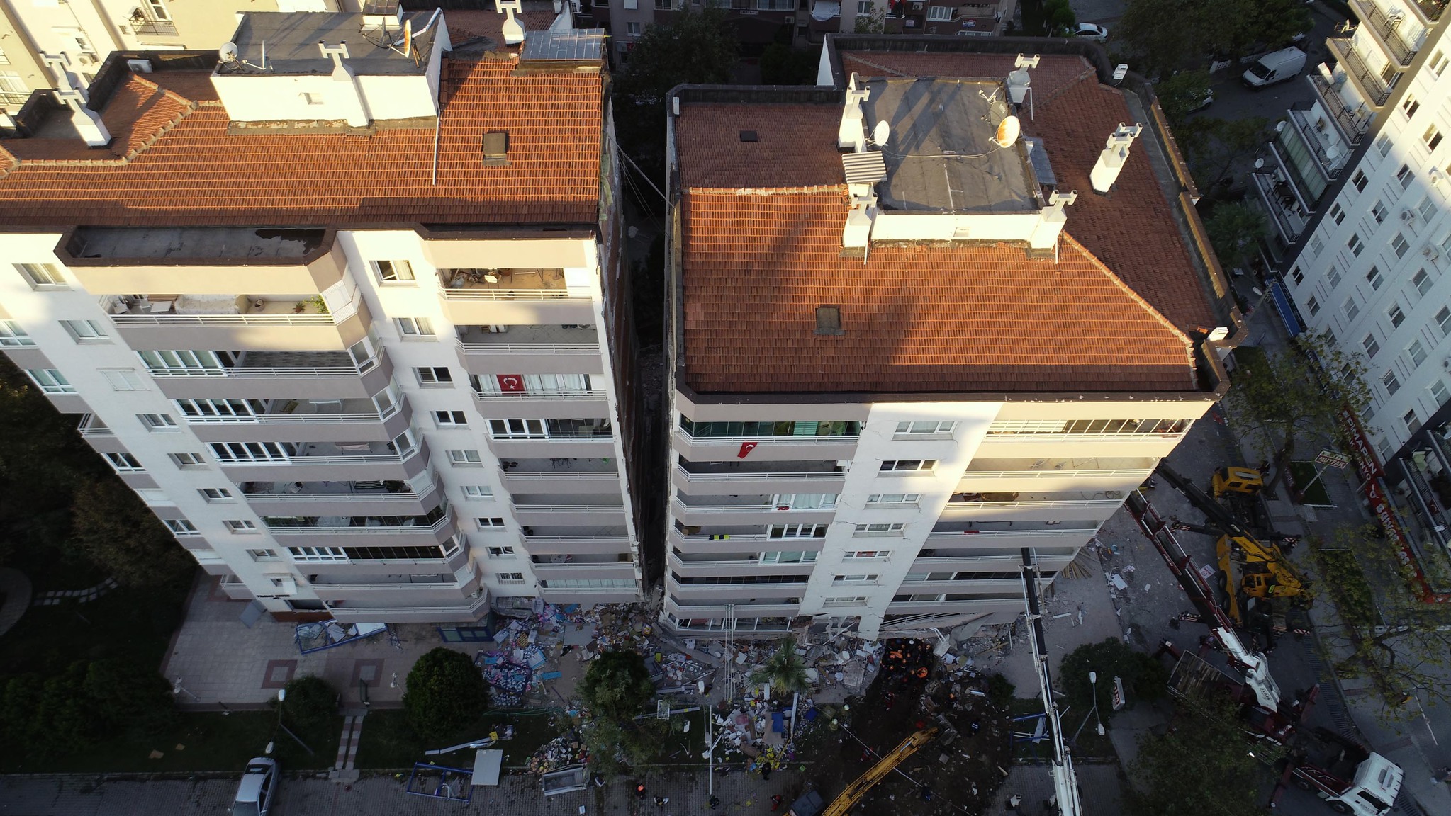 İZMİR DEPREMİNDEN SON DAKİKA: İzmir’de ürküten görüntü! Vinçlerle destek sağlandı...