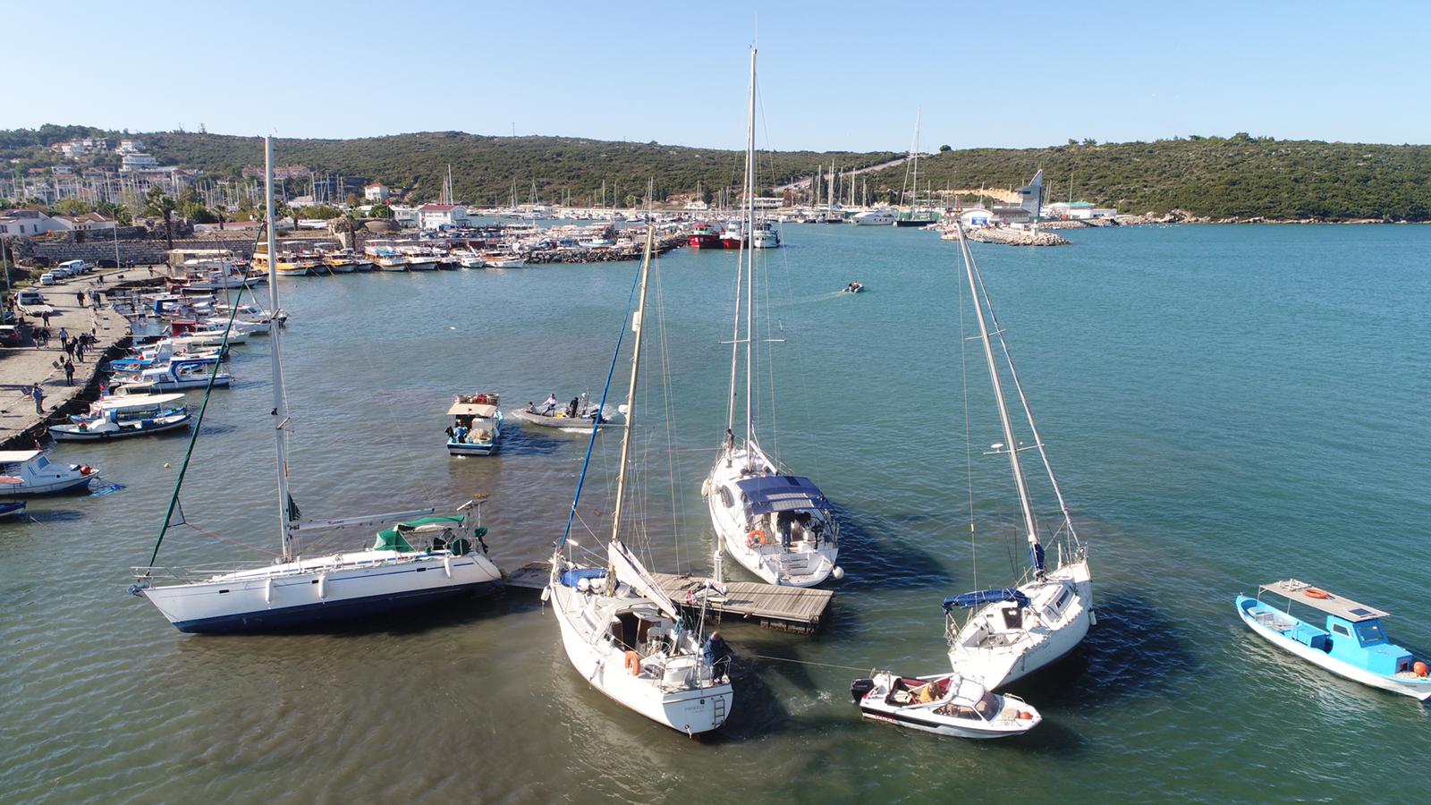 Son dakika: Depremin vurduğu İzmir’de ürküten manzara! Her birini oyuncak gibi fırlattı! Esnaf korku dolu anları anlattı...