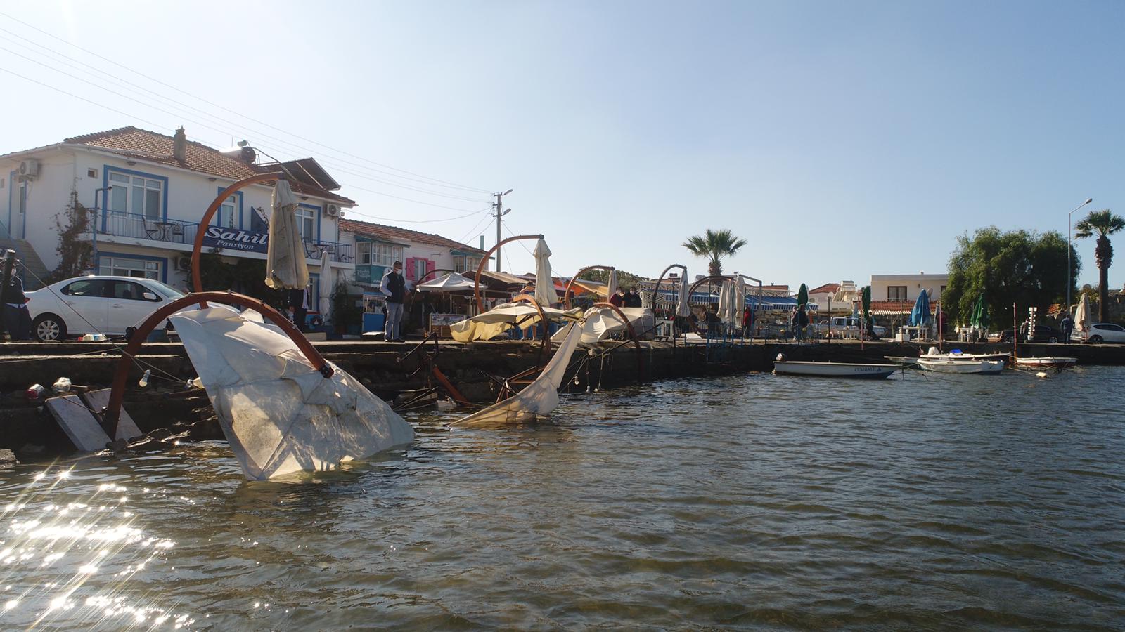 Son dakika: Depremin vurduğu İzmir’de ürküten manzara! Her birini oyuncak gibi fırlattı! Esnaf korku dolu anları anlattı...