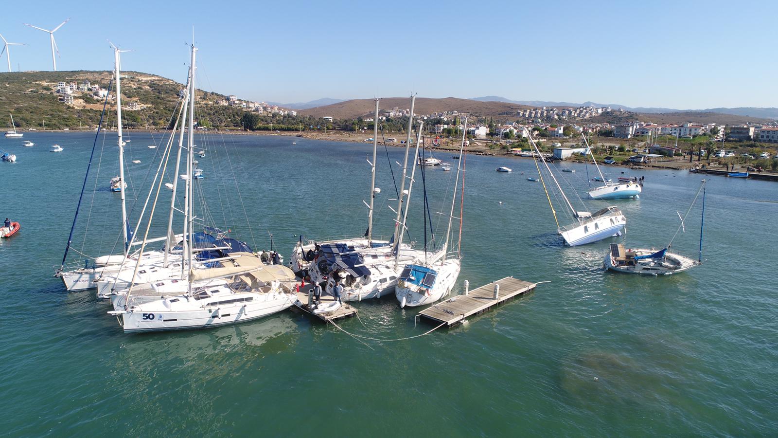 Son dakika: Depremin vurduğu İzmir’de ürküten manzara! Her birini oyuncak gibi fırlattı! Esnaf korku dolu anları anlattı...