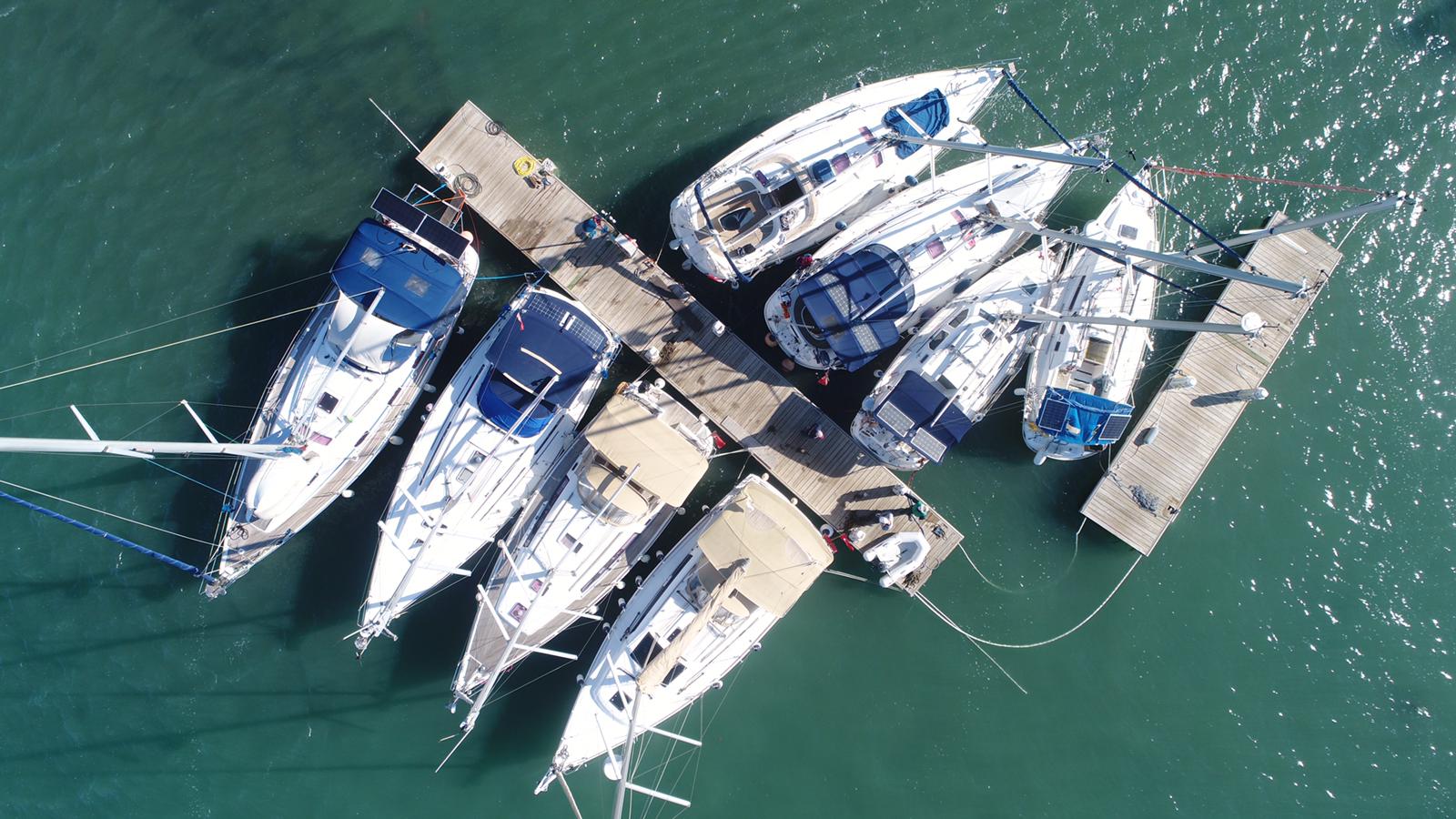 Son dakika: Depremin vurduğu İzmir’de ürküten manzara! Her birini oyuncak gibi fırlattı! Esnaf korku dolu anları anlattı...