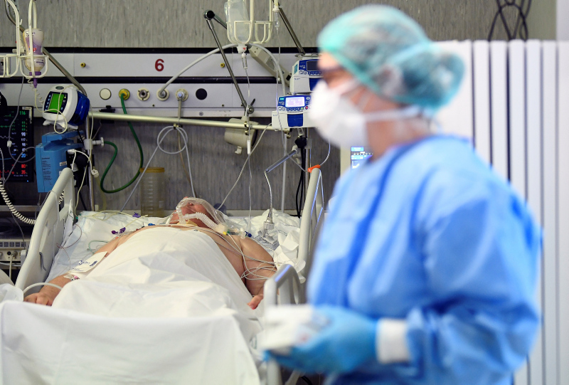 SON DAKİKA: Corona virüs vaka sayısı artışı sonrası sokağa çıkma yasakları geri geldi! Ülkenin başbakanı tek tek açıkladı