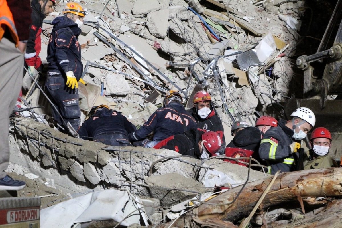 SON DAKİKA... İzmir depreminde yıkılan Emrah Apartmanı’nda yürek burkan hikaye! Müteahhit dede iki torununu daha kaybetti