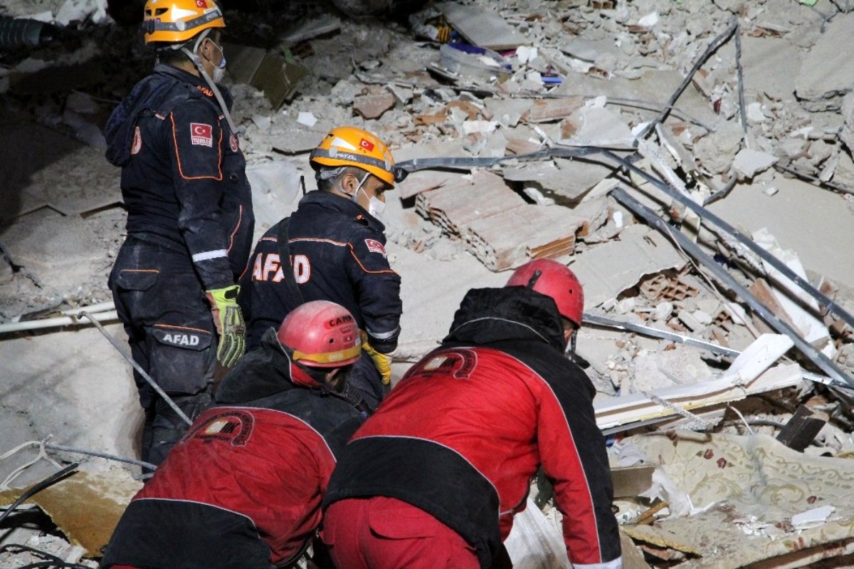 SON DAKİKA... İzmir depreminde yıkılan Emrah Apartmanı’nda yürek burkan hikaye! Müteahhit dede iki torununu daha kaybetti