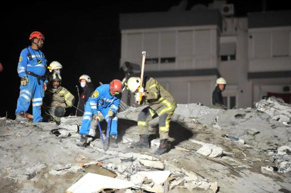 SON DAKİKA... İzmir depreminde yıkılan Emrah Apartmanı’nda yürek burkan hikaye! Müteahhit dede iki torununu daha kaybetti