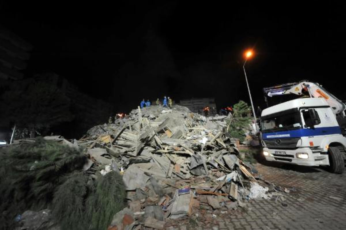 SON DAKİKA... İzmir depreminde yıkılan Emrah Apartmanı’nda yürek burkan hikaye! Müteahhit dede iki torununu daha kaybetti