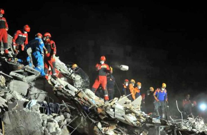 SON DAKİKA... İzmir depreminde yıkılan Emrah Apartmanı’nda yürek burkan hikaye! Müteahhit dede iki torununu daha kaybetti