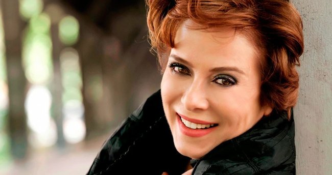 Zuhal Olcay kimdir? Alev Alev dizisinde Tomris karakterini canlandıran Zuhal Olcay kaç yaşında?