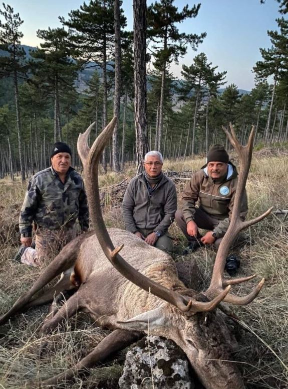 Son dakika haberi: Kızıl geyik avlayan eski başkandan açıklama geldi: Yasal olmayan hiçbir şey yapmadım